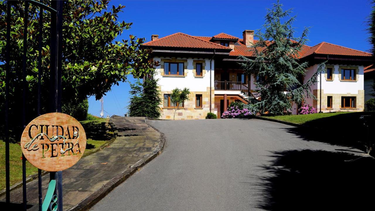 Apartamentos Ciudad de Petra Santillana del Mar Exterior foto
