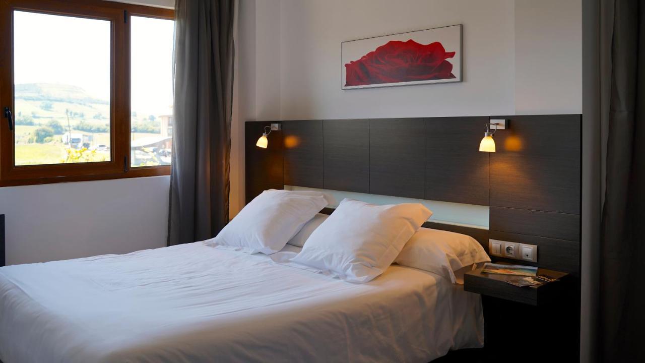 Apartamentos Ciudad de Petra Santillana del Mar Exterior foto