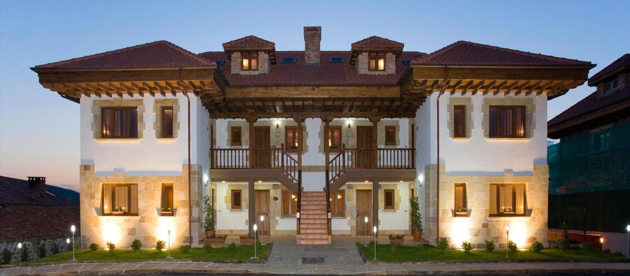 Apartamentos Ciudad de Petra Santillana del Mar Exterior foto